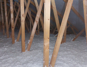 Zateplení stropu novostavby pomocí foukané izolace